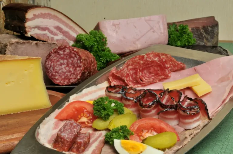 Bauernteller mit Speck und Würsten