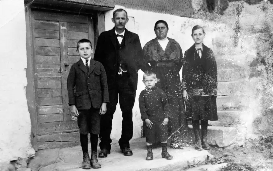 Historische Aufnahme der Familie Freimann vor dem Bauernhaus