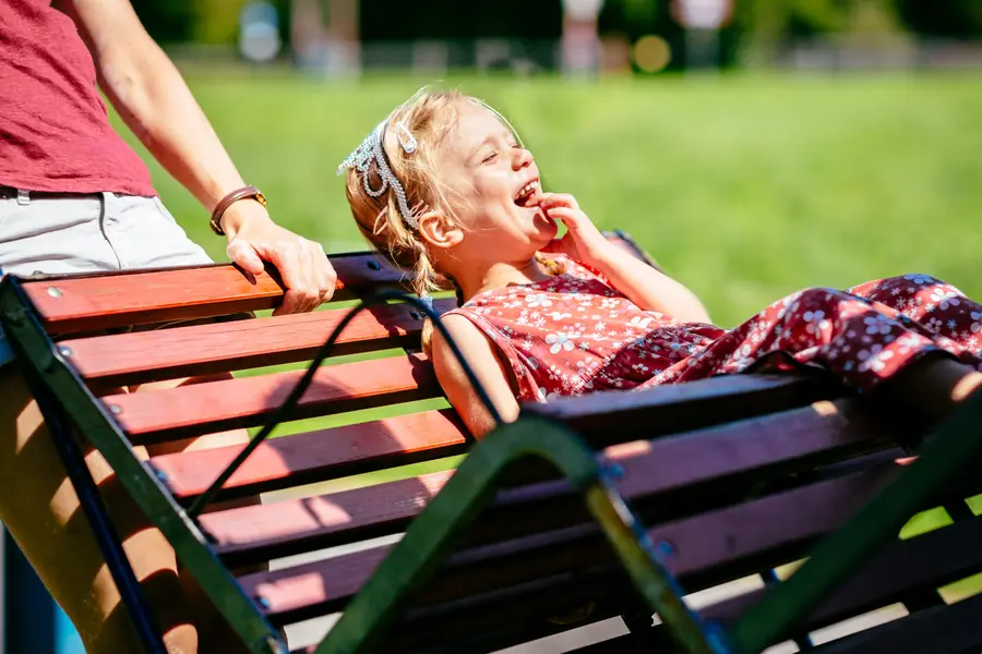 Kind auf dem Spielplatz im Naturgarten